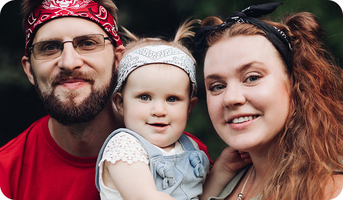 счастливый парень с ребенком