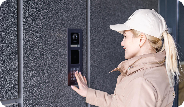 девушка пользуется умным домофоном